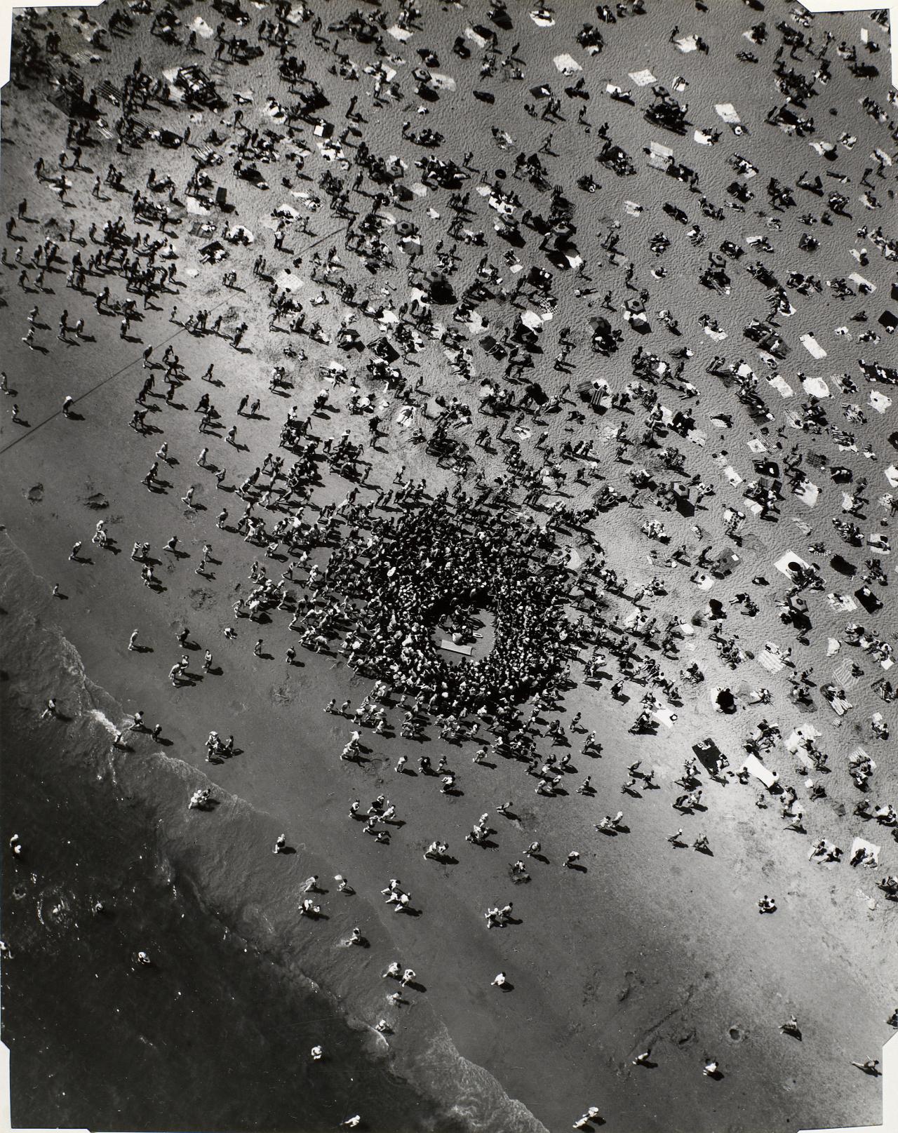 Margaret BOURKE-WHITE<br/>
<em>Beach accident, Coney Island</em> 1952 <!-- (recto) --><br />

gelatin silver photograph<br />
35.2 x 27.9 cm (image and sheet)<br />
National Gallery of Victoria, Melbourne<br />
Purchased, 1973<br />
PH127-1973<br />

<!--7829-->