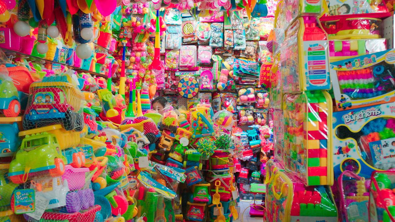 Mika Rottenberg <em>Cosmic generator</em> 2017 (still) &copy; Mika Rottenberg. Courtesy the artist and Hauser & Wirth<br/>