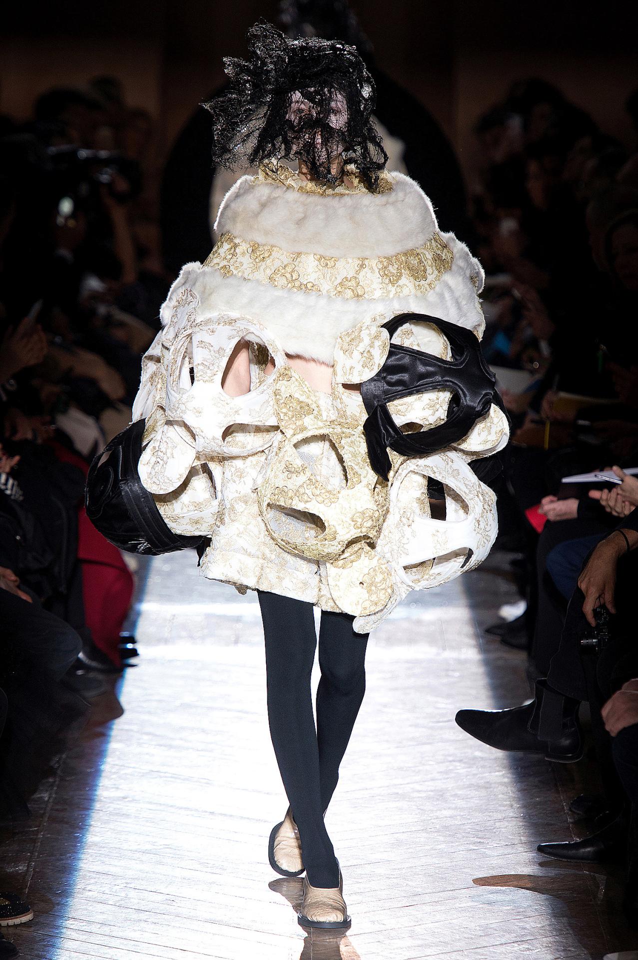 Comme des Garçons, Tokyo (fashion house), Rei Kawakubo (designer) <em>Look 15</em>, from the <em>Ceremony of Separation</em> collection, autumn–winter 2015. Paris, 7 March 2015.<br/>
Image © Comme des Garçons
