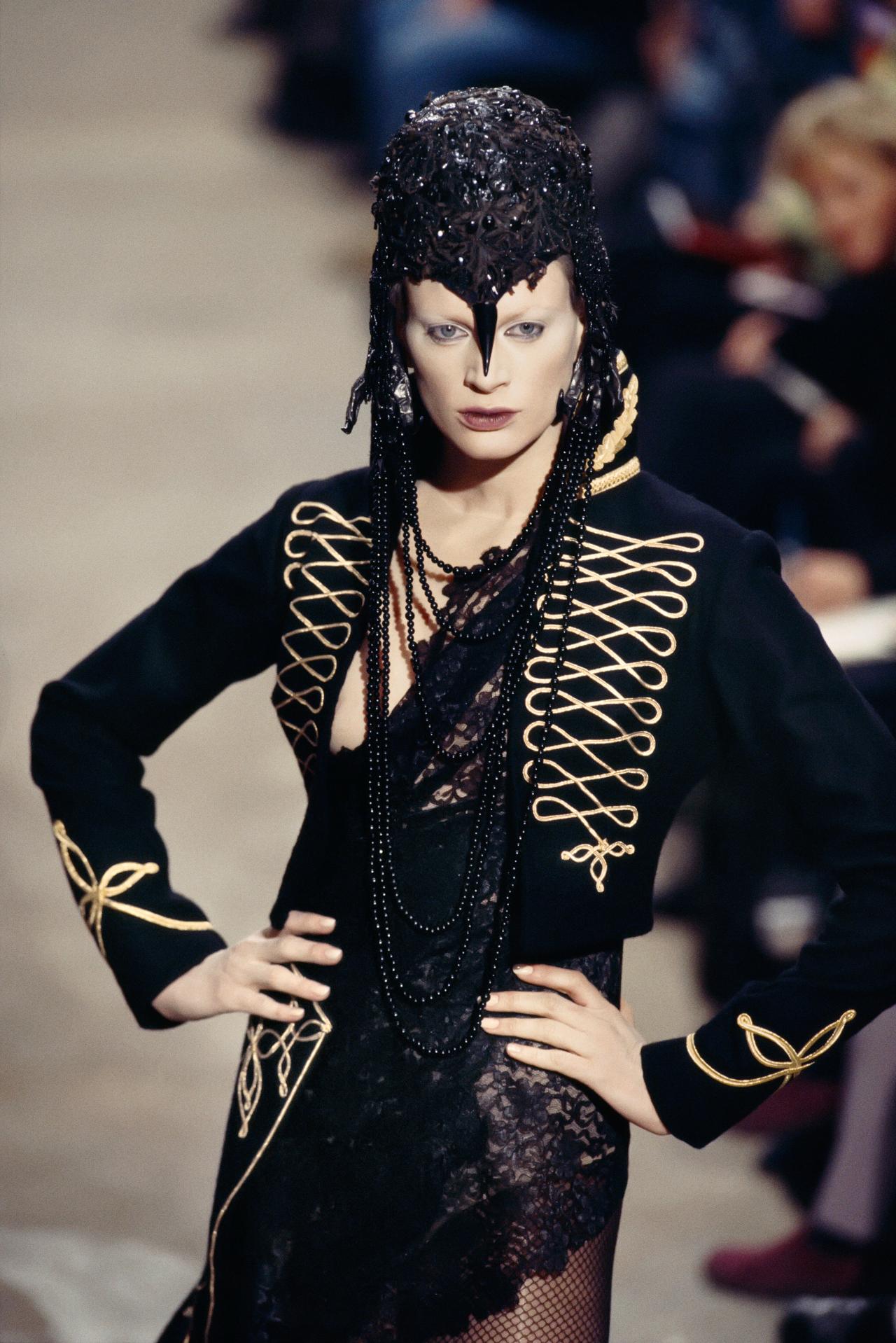 1999 – Alexander McQueen, Winged ensemble