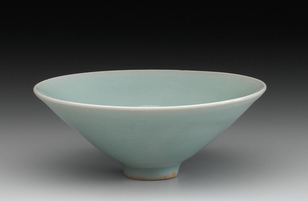 CHINESE<br/>
<em>Tea bowl</em> Southern Song dynasty 1127-1279 <!-- (full view) --><br />
<em>(茶盏)</em><br />
porcellaneous stoneware (Longquan ware)<br />
5.2 x 13.0 cm diameter<br />
National Gallery of Victoria, Melbourne<br />
Gift of H. W. Kent, 1938<br />
3699-D3<br />

<!--51748-->