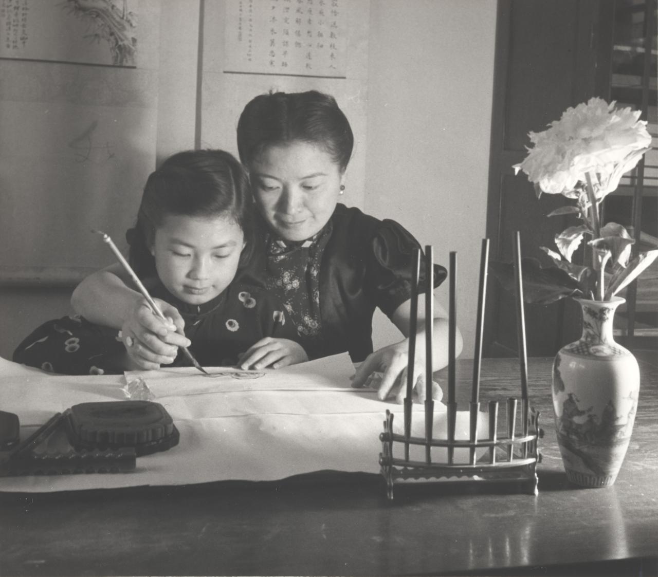 Hedda MORRISON<br/>
<em>Painting was by no means an all male activity. There were many women artists</em> (1933-1946); (1970s) {printed} <!-- (recto) --><br />

gelatin silver photograph<br />
20.9 x 18.4 cm (image) 25.3 x 20.3 cm (sheet)<br />
National Gallery of Victoria, Melbourne<br />
Gift of Professor Wang Gungwu in memory of Margaret Wang, 2024<br />
2024.869<br />
© Harvard-Yenching Library. Originals held by the Harvard-Yenching Library, Harvard University
<!--155554-->