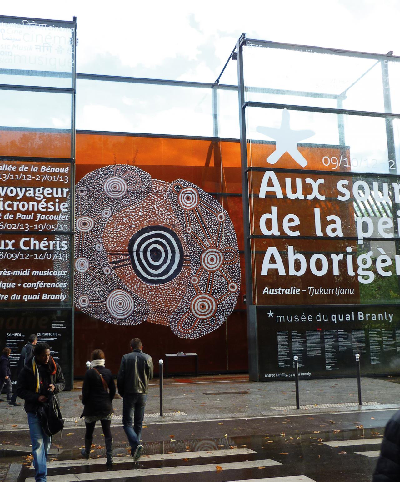 fig. 1<br/>
The facade of the Musée du quai Branly, Paris, during the exhibition "Aux Sources de la peinture Aborigène: Australie Tjukurrtjanu:<br/>
Photo: Stéphane Jacob<br/>