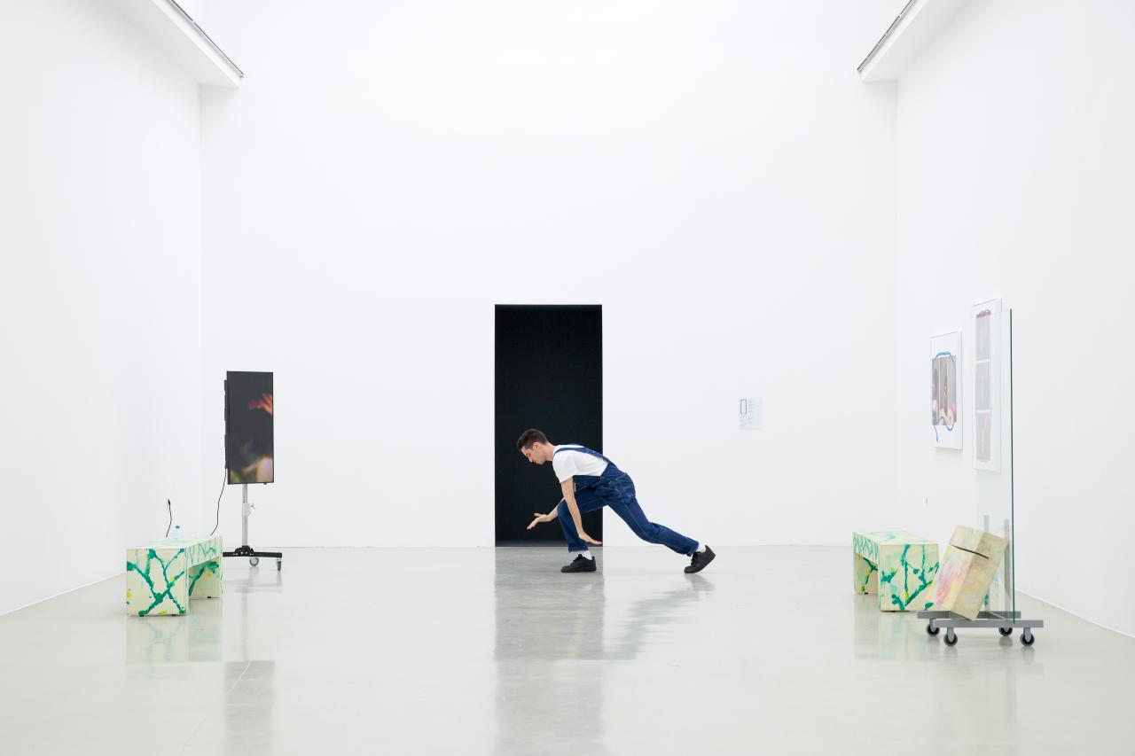 Adam Linder<br/>
<em>Some Cleaning</em>, 2013, <br/>
Choreographic Service, one dancer, duration variable. <br/>
Courtesy of the choreographer. Pictured: Enrico Ticconi at Kunstverein Hannover.<br/>