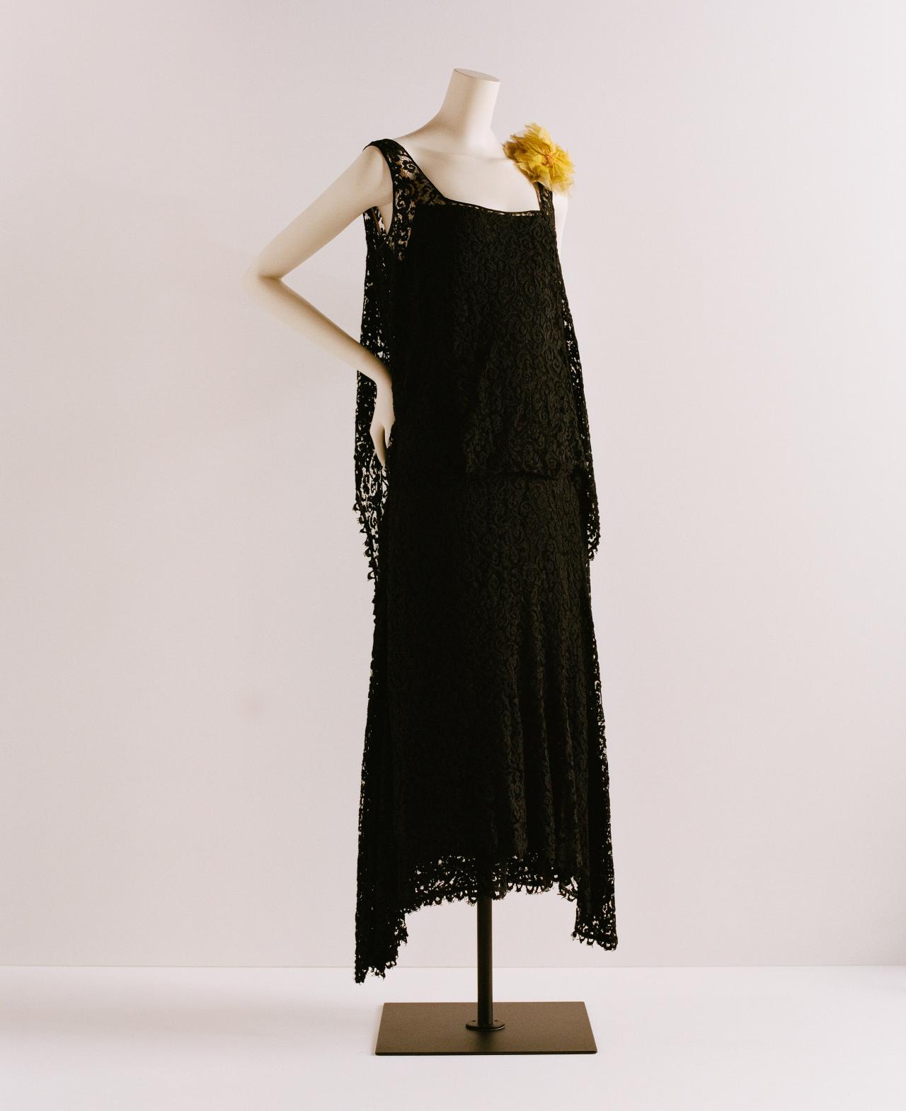 Gabrielle Chanel (designer) <br/>
<em>Dress</em> spring–summer 1925 <br/>
silk guipure lace, silk organza flower <br/>
Patrimoine de CHANEL, Paris<br/>
Photo © Julien T. Hamon<br/>