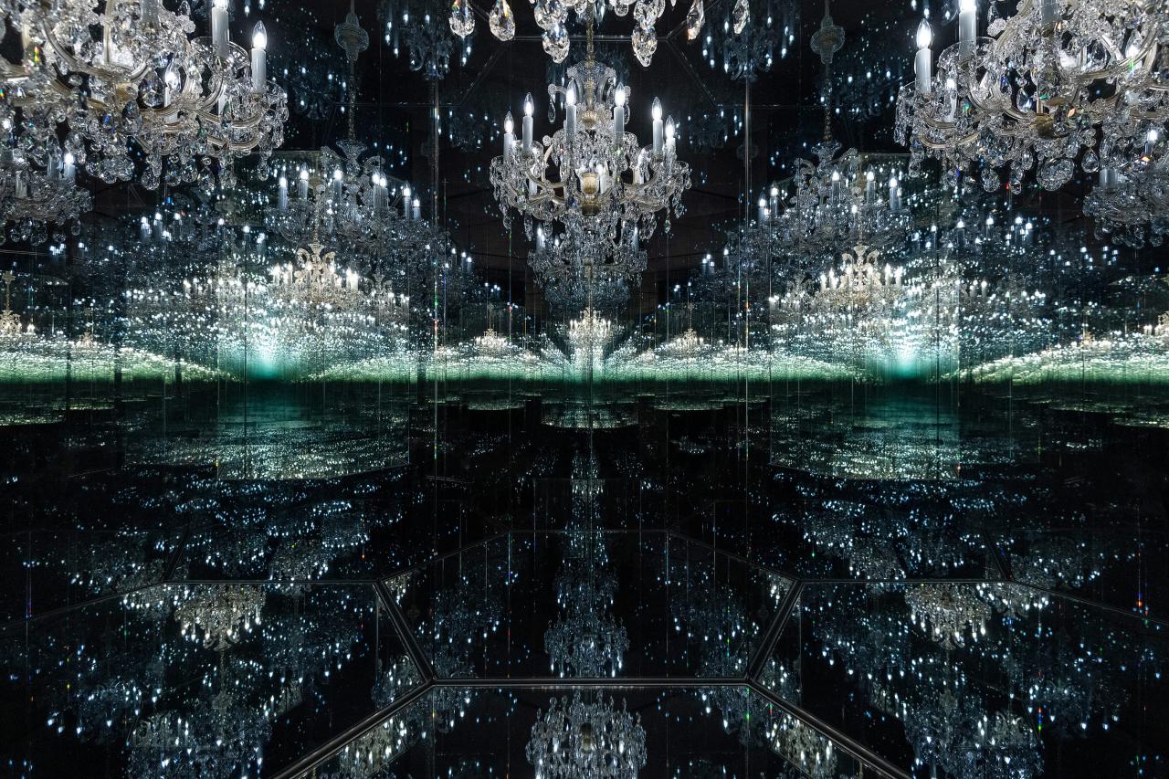 Installation view of Yayoi Kusama’s <em>Chandelier of grief </em> 2016/18, Tate Modern, London<br/>
© YAYOI KUSAMA