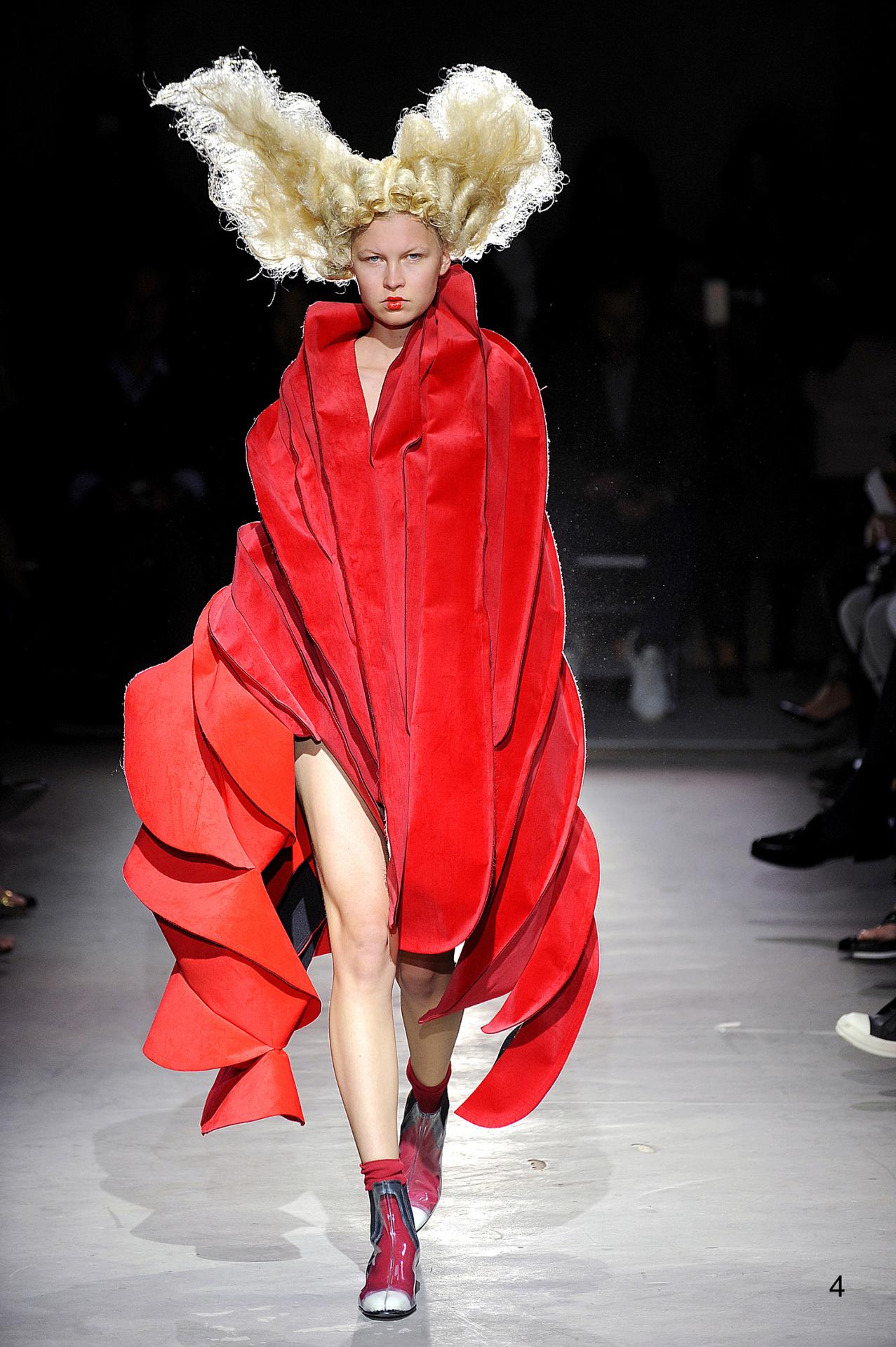 Comme des Garçons <em>Look 4</em>, from the <em>Blood and Roses</em> collection, spring–summer 2015. Paris, September 2014.<br/>
Image © Comme des Garçons. Model: Andrea Hrncirova