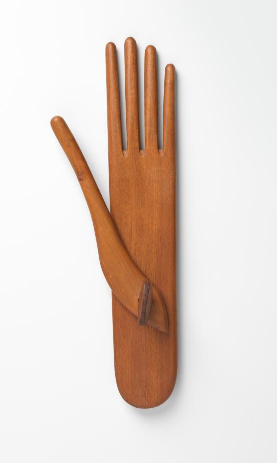 UNITED STATES, New England (manufacturer)<br/>
<em>Glove form</em> (late 19th century) <!-- (back) --><br />

wood<br />
5.6 x 9.9 x 30.9 cm (partially open)<br />
National Gallery of Victoria, Melbourne<br />
Marjorie Josephs-Wilks Bequest, 2025<br />
<br />

<!--157935-->