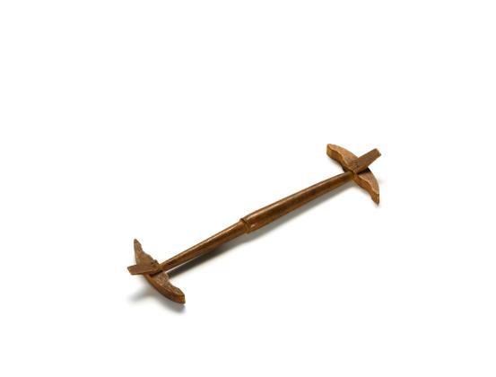 UNITED STATES, New England (manufacturer)<br/>
<em>Yarn winding tool</em> (c. 1900) <!-- (full view) --><br />

wood<br />
(1 x 2 x 15 cm)<br />
National Gallery of Victoria, Melbourne<br />
Marjorie Josephs-Wilks Bequest, 2025<br />
<br />

<!--158519-->
