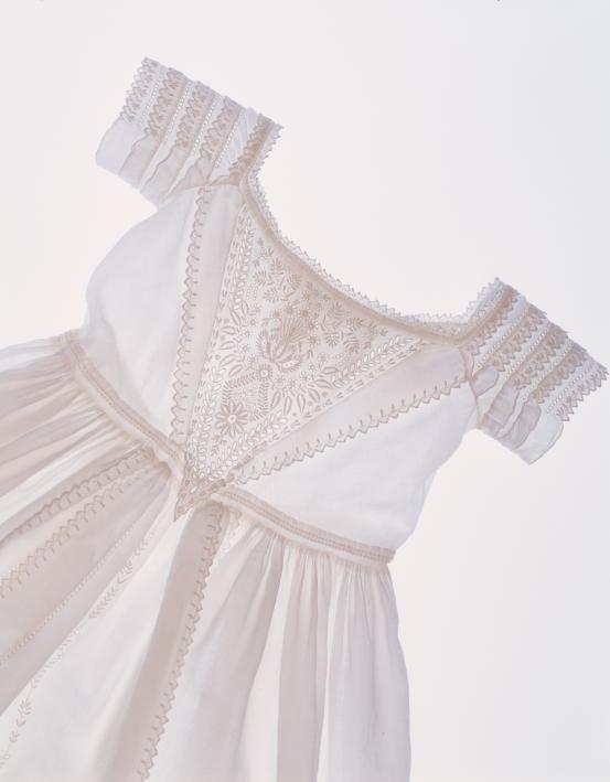 (ENGLAND)<br/>
<em>Day gown</em> 1815-1823 (detail)<br />

muslin<br />
105 cm<br />
National Gallery of Victoria, Melbourne<br />
Presented anonymously, 1981<br />
CT76-1981<br />

<!--50141-->