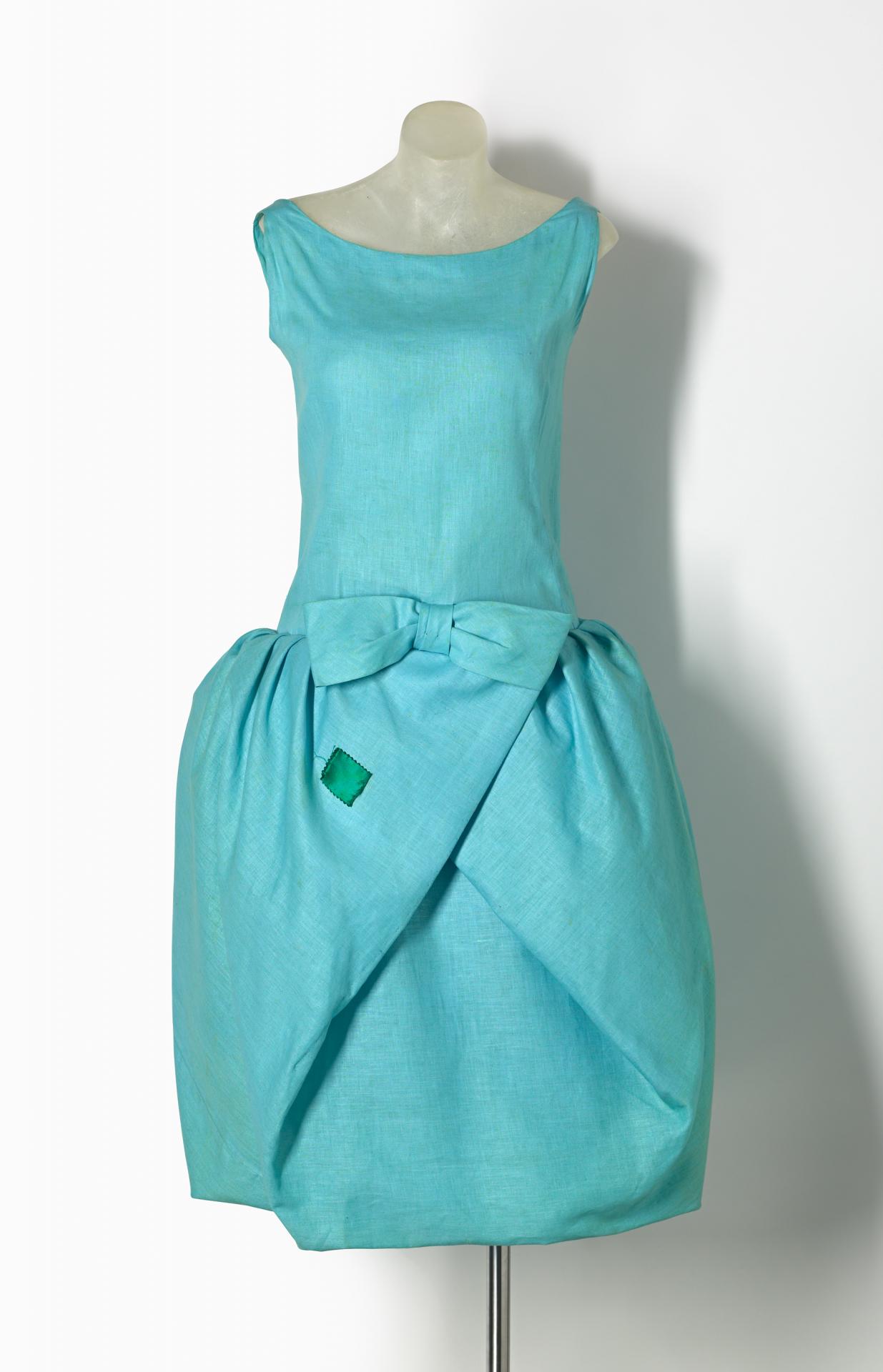 PIERRE CARDIN, Paris (fashion house)<br />
 Pierre CARDIN (designer)<br/>
<em>Toile for dress</em> 1960 {summer} <!-- (front view) --><br />

cotton, polyester, plastic, metal (boning, hooks and eyes), silk (swatch)<br />
83.0 cm (centre back) 39.5 cm (waist, flat)<br />
National Gallery of Victoria, Melbourne<br />
Gift of Mrs Margaret Price, 1980<br />
D71-1980<br />
© Pierre Cardin, Paris
<!--46767-->