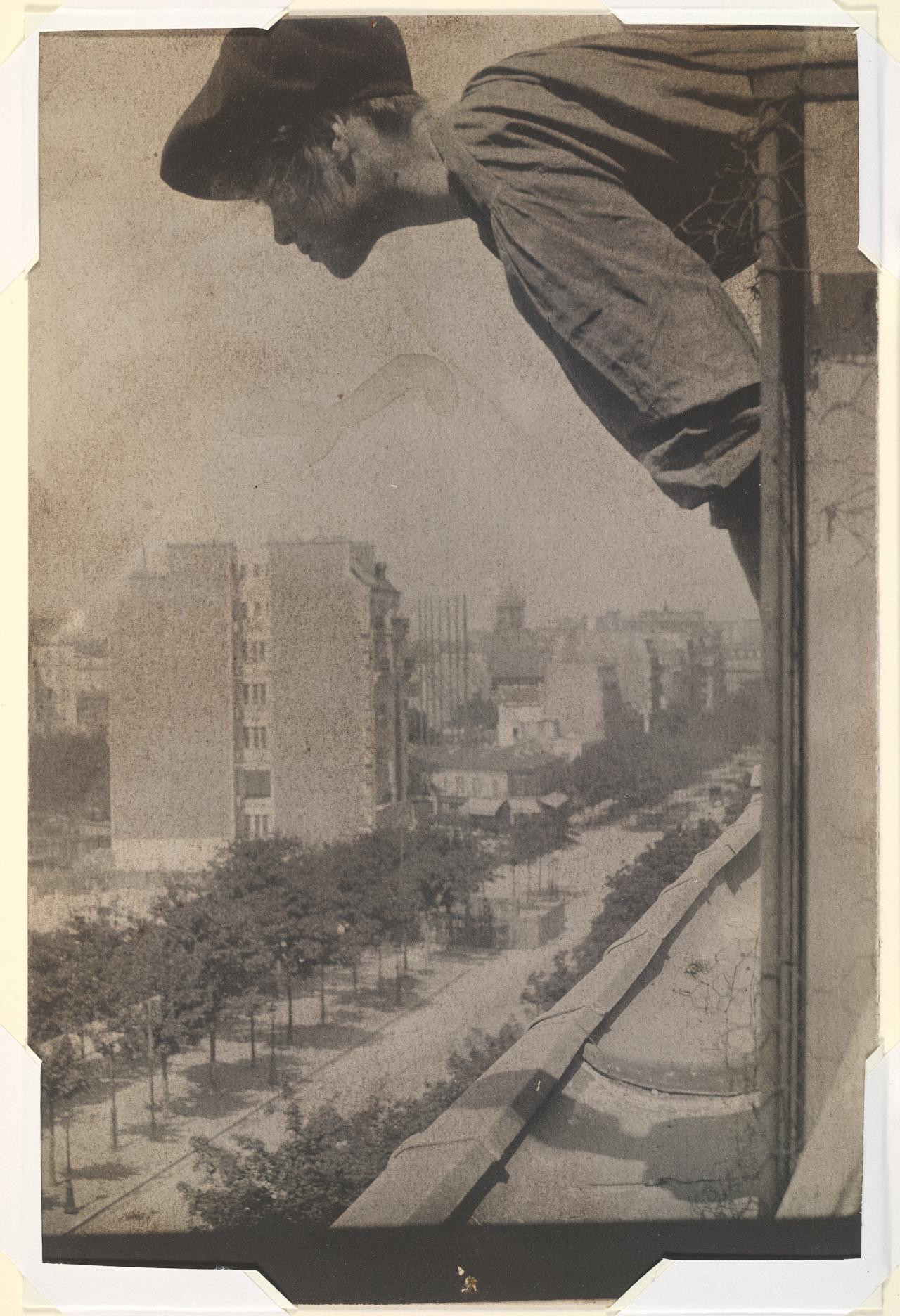 Gertrude KASEBIER<br/>
<em>The gargoyle</em> (c. 1900) <!-- (recto) --><br />

platinum photograph<br />
20.6 x 13.5 cm (image and sheet)<br />
National Gallery of Victoria, Melbourne<br />
Purchased through The Art Foundation of Victoria with the assistance of the Herald & Weekly Times Limited, Fellow, 1979<br />
PH27-1979<br />

<!--8693-->