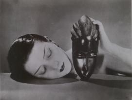 MAN RAY
Kiki with African mask 1926 