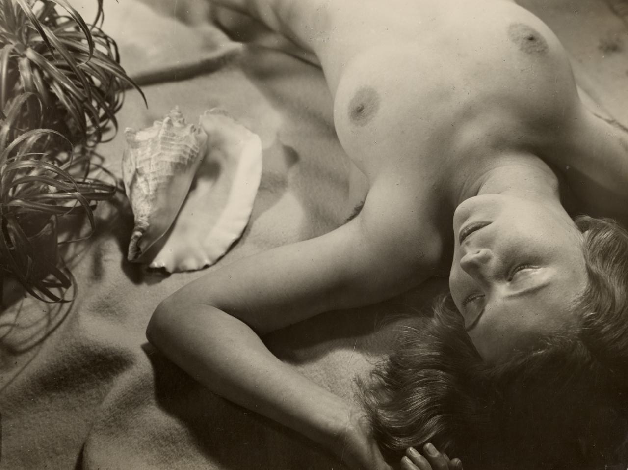 Florence HENRI<br/>
<em>Nude composition</em> (c. 1930) <!-- (recto) --><br />
<em>(Nu composition)</em><br />
gelatin silver photograph<br />
22.9 x 17.0 cm (image and sheet)<br />
National Gallery of Victoria, Melbourne<br />
Gift of Krystyna Campbell-Pretty AM and Family through the Australian Government's Cultural Gifts Program, 2021<br />
2021.545<br />
Public domain
<!--146916-->