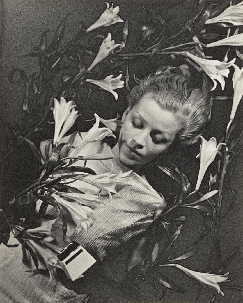 Ilse BING<br/>
<em>Salut de Schiaparelli</em> (1934) <!-- (recto) --><br />

gelatin silver photograph<br />
49.5 x 39.7 cm (image and sheet)<br />
National Gallery of Victoria, Melbourne<br />
Bowness Family Fund for Photography, 2022<br />
2022.668<br />

<!--149387-->

