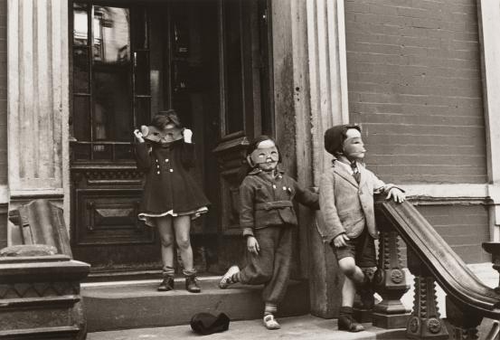 Helen LEVITT<br/>
<em>New York</em> (1940); (1975) {printed} <!-- (recto) --><br />

gelatin silver photograph<br />
18.4 x 27.2 cm (image) 27.3 x 34.2 cm (sheet)<br />
National Gallery of Victoria, Melbourne<br />
Gift of Krystyna Campbell-Pretty AM and Family through the Australian Government’s Cultural Gifts Program, 2024<br />
2024.100<br />
© 2024 Film Documents LLC
<!--151986--><br/><a class="col-link block" href="/explore/collection/work/151986"><strong>Collection page <i class="fa fa-angle-right"></i></strong></a>