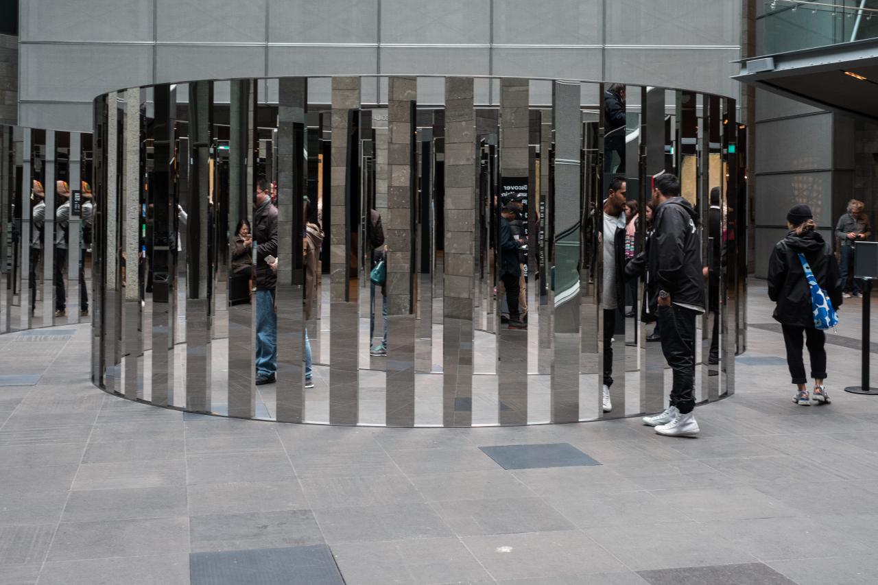 Installation view of Jeppe Hein’s, <em>Semicircular space</em>, 2016<br/>
© Jeppe Hein. Courtesy König Galerie, Berlin, Nicolai Wallner Gallery, Copenhagen and 303 Gallery, New York